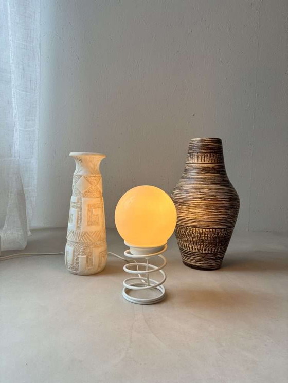 Image 1 of Minimalistische spiraal tafellamp jaren 80 met melkglas kap