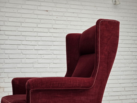 Image 1 of Chaise danoise à dossier haut des années 1970, velours rouge cerise, pieds en frêne