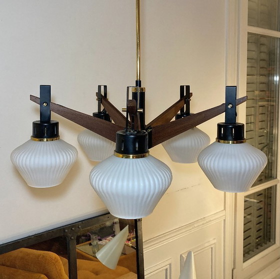 Image 1 of Lampadario italiano d'epoca in teak, ottone e vetro opalino