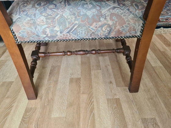 Image 1 of Sillón antiguo de madera noble con tapicería de tapiz.