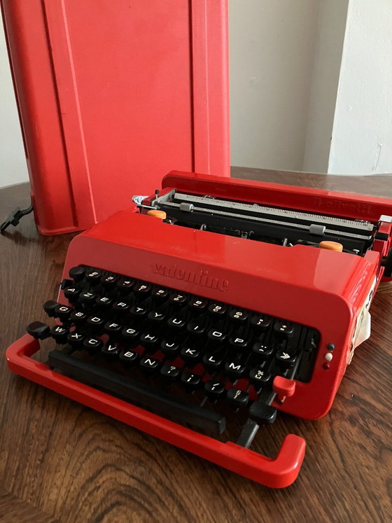 Olivetti Valentine Typewriter – Decorative Objects, Metal, Plastic (photo 4 of 11)