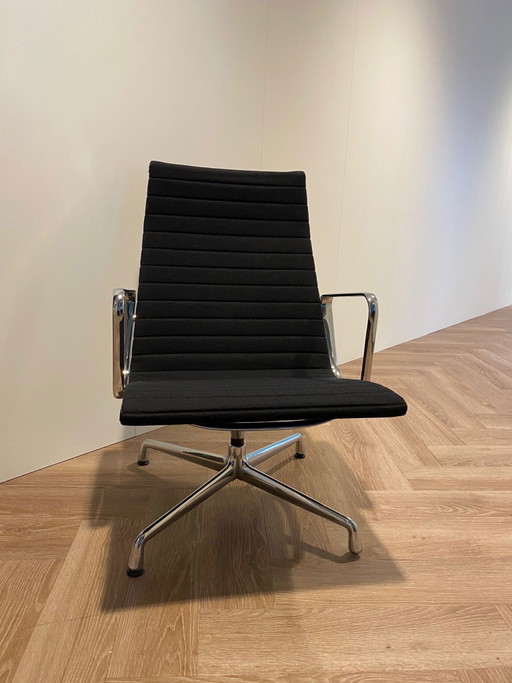Sillón de aluminio Vitra EA115 de Charles y Ray Eames