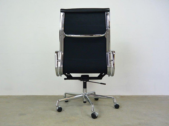 Image 1 of Silla de oficina de piel sintética Vitra EA219, diseño de Charles Eames