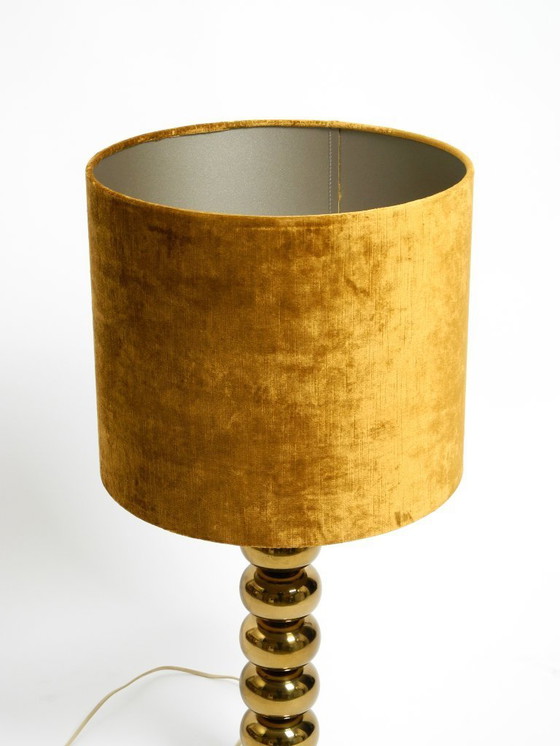 Image 1 of Rarissima grande lampada da tavolo in ottone degli anni '70 con paralume in velluto nuovo di Aneta Växjö Svezia