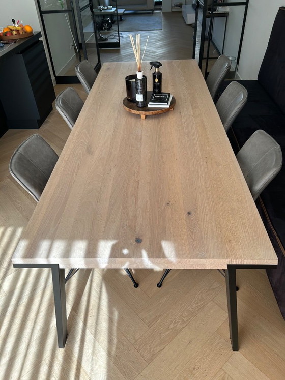 Image 1 of Tavolo da pranzo Bert Plantagie abbastanza nuovo - Rovere con struttura in metallo