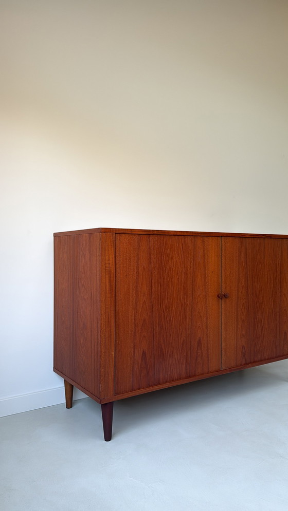 Image 1 of Vintage houten dressoir van het Deens merk Løvig met tambour deuren