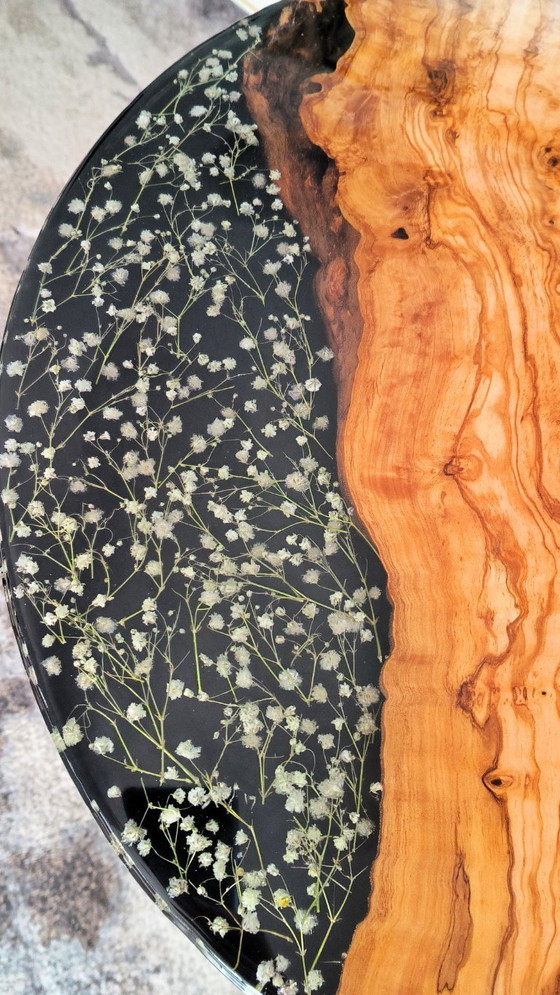 Image 1 of Olive Bloom – Mesa redonda hecha a mano con madera de olivo, resina epoxi y flores de gypsophila.