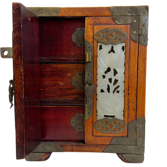 Chinesische Holz-Schmuckschatulle mit geschnitzten Steinplatten und Messingbeschlägen – Dekorative Objekte (photo 3 of 10)