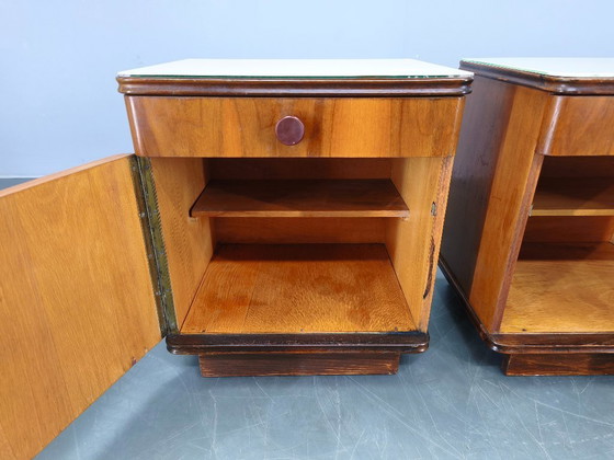 Image 1 of Een paar notenhouten nachtkastjes met glazen blad uit het midden van de 20e eeuw, jaren 1950.