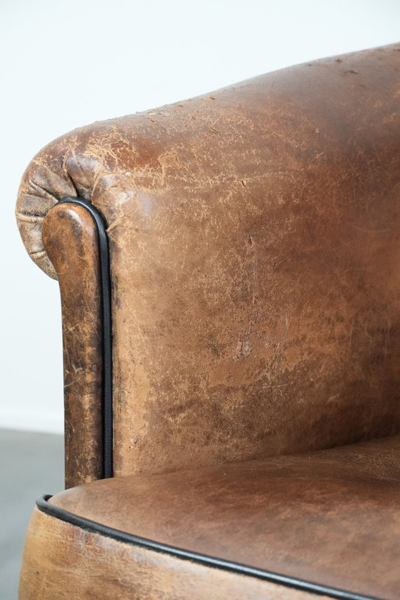 Image 1 of Vintage schapenleren clubfauteuil met een mooi patina