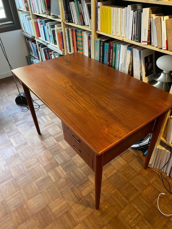 Image 1 of Scrivania di design danese in legno di teak, anni '60, due cassetti