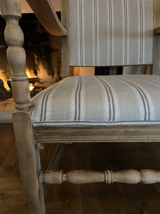 Image 1 of Antiek eiken stoeltje met houtsnijwerk en bekleed met Frans linnen