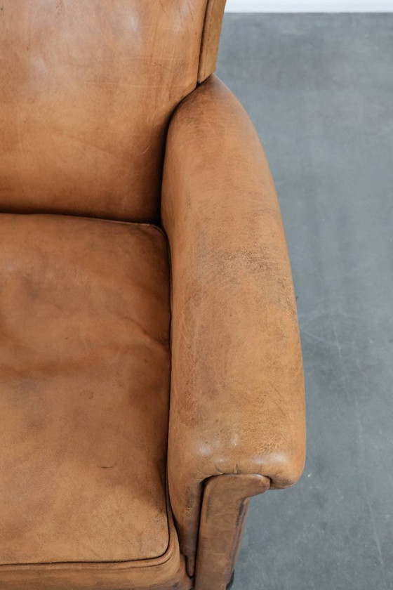 Image 1 of Fauteuil vintage discret en peau de mouton aux pieds gracieux