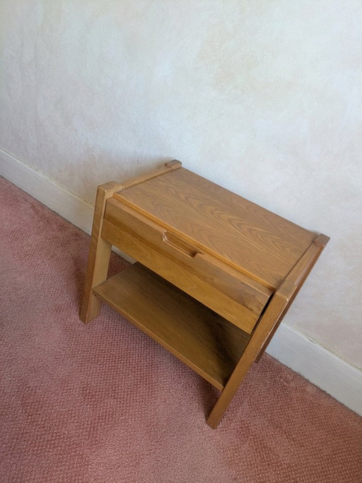 Een paar massief iepenhouten nachtkastjes, toegeschreven aan SIMAT. – slaaptoebehoren, Wood (photo 2 of 5)