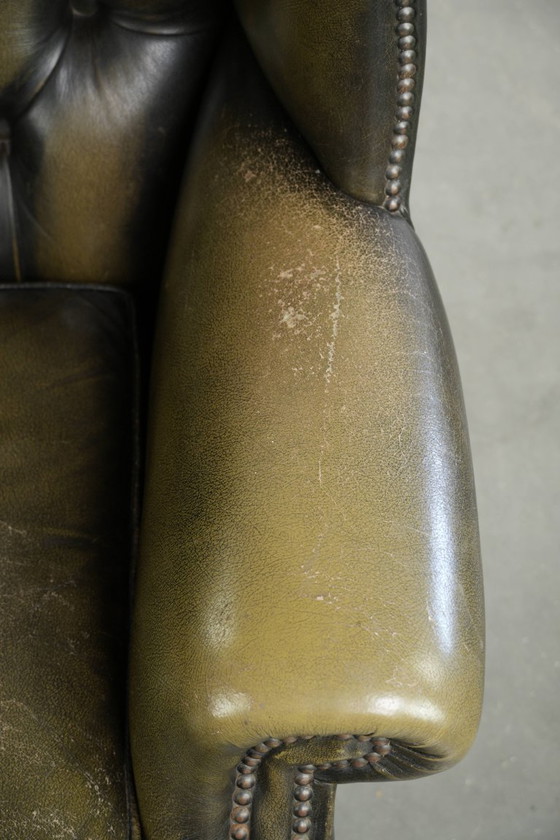 Stoere vintage rundleren chesterfield oorfauteuil in een tijdloze groene kleur – Leather (photo 8 of 13)