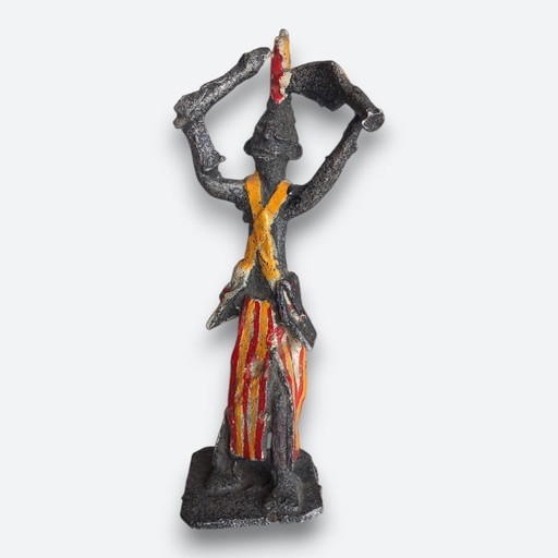 West-Afrikaanse figuratieve sculptuur in metaal – handbeschilderde dragerfiguur – vintage