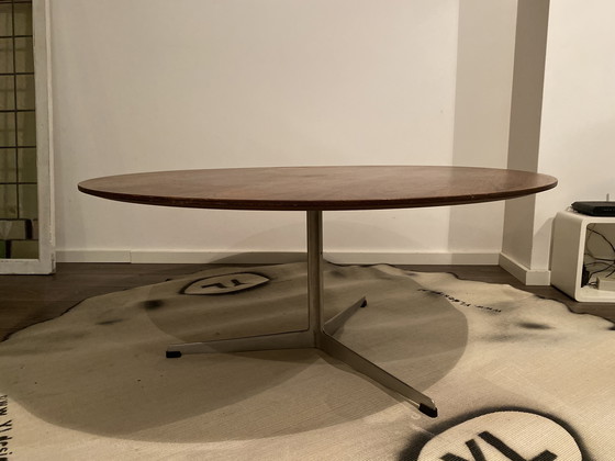 Image 1 of Table basse Arne Jacobsen, pour Fritz Hansen. Danemark.