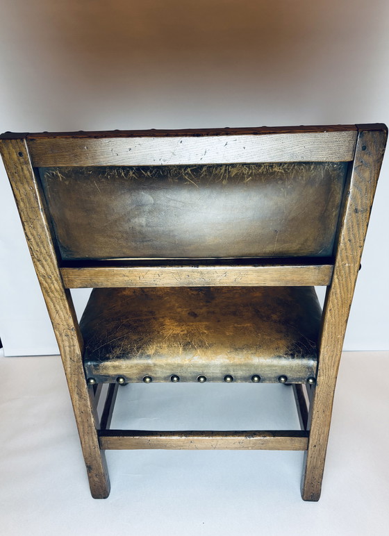 Image 1 of 🪑 Vintage eikenhouten armstoel met origineel leren bekleding (1920–1950)