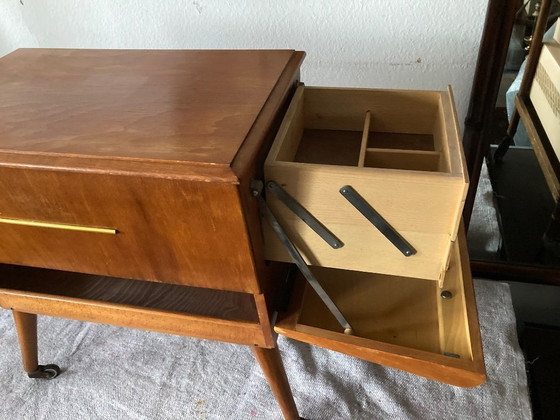 Image 1 of Vintage naaikar uit de jaren 60 - naaitafel - naaikast - op wielen - 3520 - Erzgebirge