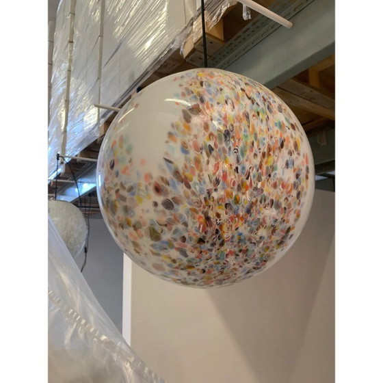 Image 1 of Sfera in vetro bianco latte in stile Murano contemporaneo con murrine multicolori