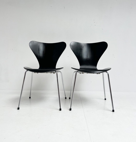 Image 1 of Set Van 2 Model 3107 Stoelen Van Arne Jacobsen Voor Fritz Hansen, 1990’s