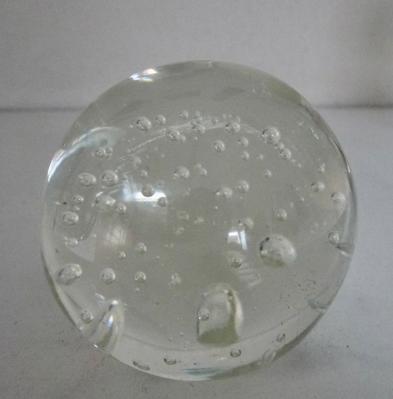 Image 1 of 2 presse-papiers en verre, composés d'un hibou et d'une sphère, Spijkerbol.