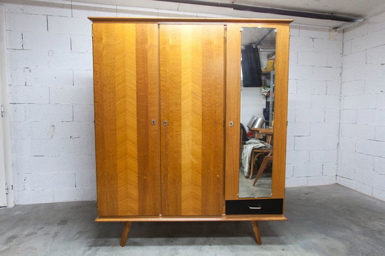 Image 1 of Französischer Kleiderschrank mit geschwungenen Beinen, 3 Türen, 1 Spiegel (27 x 130 cm) und 1 Schublade