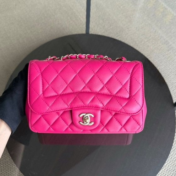 Image 1 of Borsa Chanel Chic Flap Small - 23 cm in pelle di agnello trapuntata rosa acceso con finiture dorate, serie 22