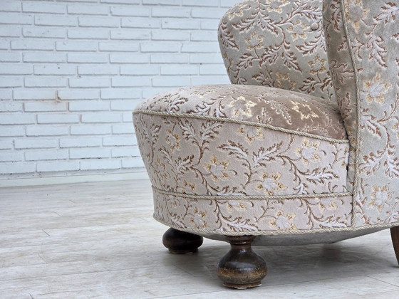 Image 1 of Fauteuil danois incurvé des années 1970, revêtement d'origine en velours vert clair/gris.