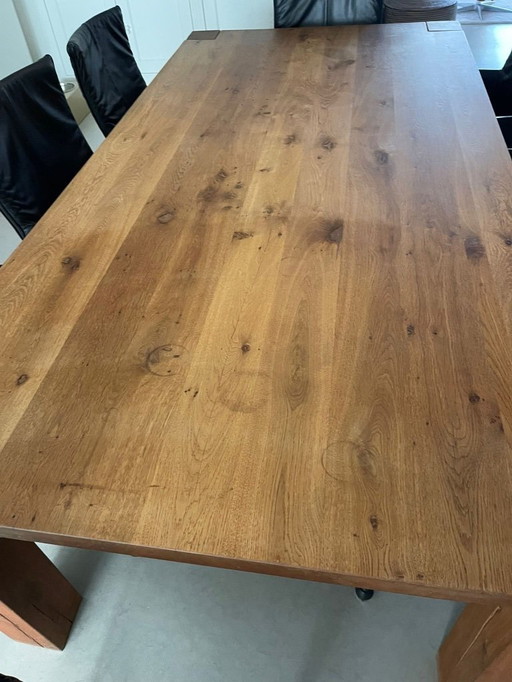 Moderner Esstisch aus massiver europäischer Eiche