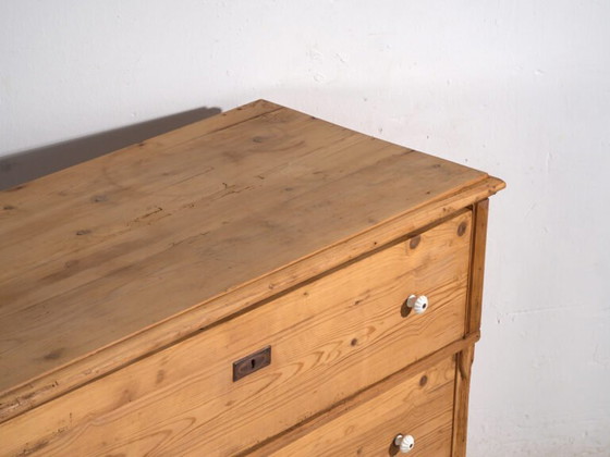 Commode antique en pin massif – Europe centrale (c.1880–1910) #117 – Porcelain, Metal, Rustic (photo 14 of 40)