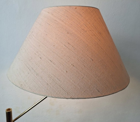 Messing vloerlamp uit het midden van de 20e eeuw, 360 graden draaibaar en in hoogte verstelbaar. (photo 14 of 20)