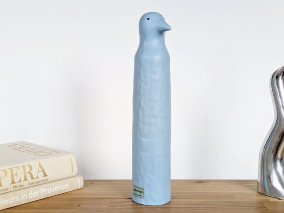 Image 1 of Keramische sculptuur van een blauwe pinguïn van IKEA, gemaakt door Katarina Brieditis, begin jaren 2000.