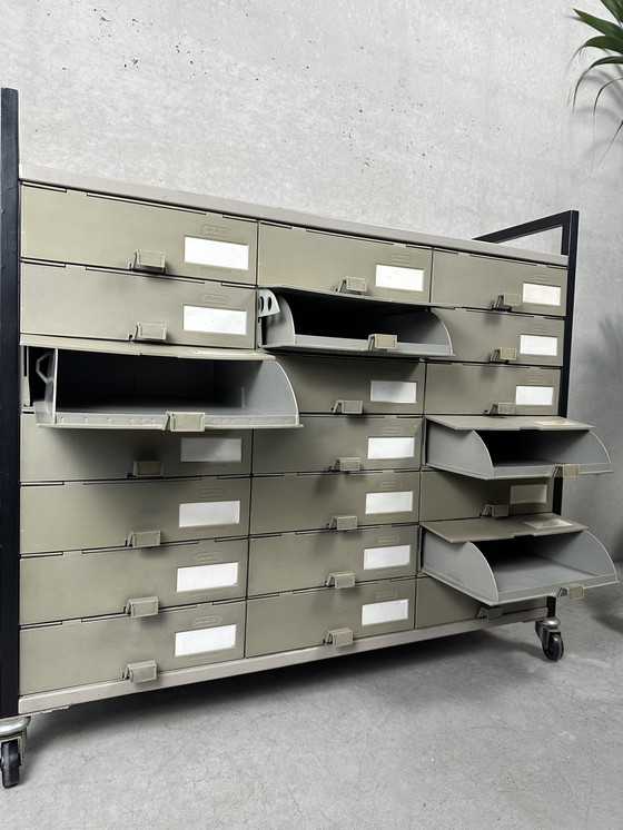 Image 1 of Armoire (de poste) industrielle vintage