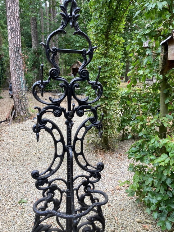 Antico appendiabiti in ferro battuto con ganci, rosette e vassoio separato, XIX secolo. – Iron (photo 3 of 7)