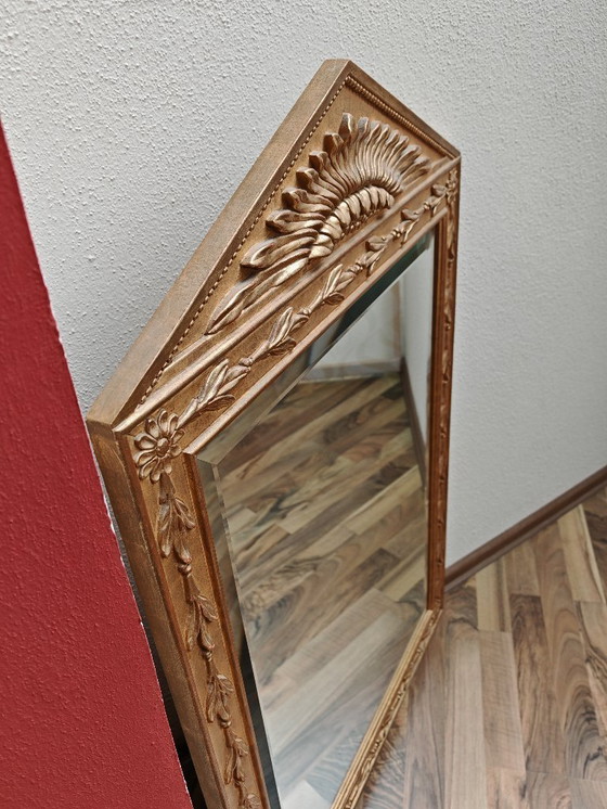 Image 1 of Miroir rectangulaire en haut avec triangle avec cadre en bois, doré de succession