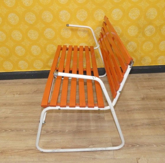 Image 1 of Vintage jaren 60 bankje originele tuinbank oranje tuin veranda café interieur bank metaal hout retro midden eeuw