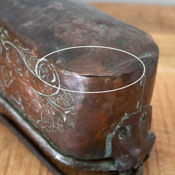 Image 1 of Cacerola antigua de cobre para guisar pescado: con relieve de grifos y flor de lis.