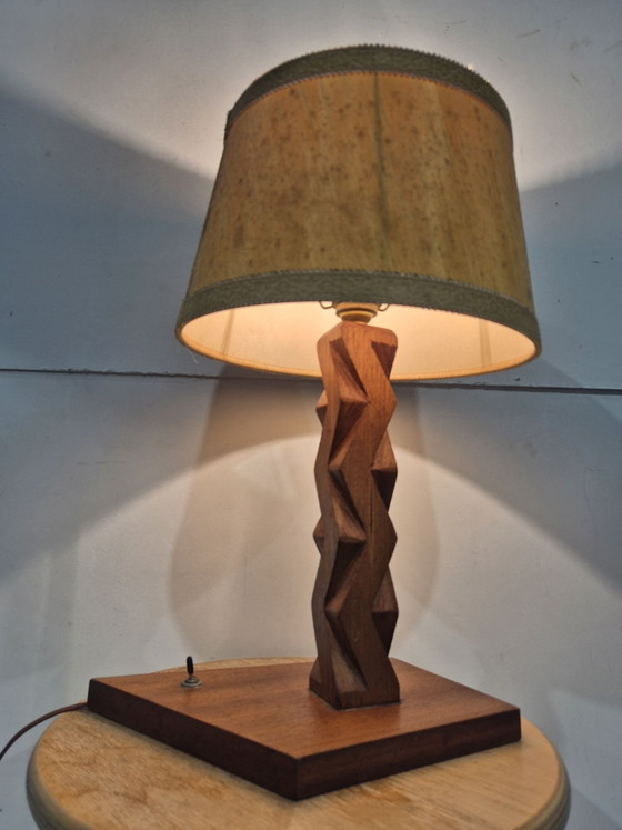 Französische Art-déco-Tischlampe aus Holz mit geometrischem Muster, Tischlampen, Braun (Foto 2 von 7)