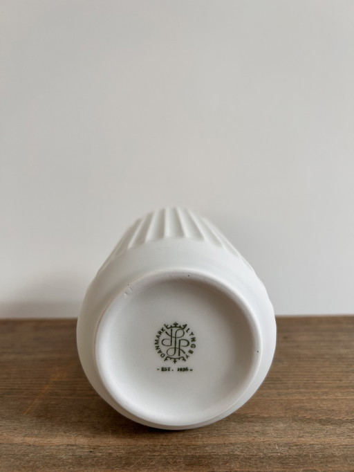 Lyngby vaas wit – geribbeld porselein – Denemarken (orig. Lyngby Porcelæn)