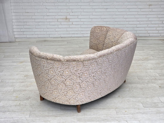 Image 1 of Sofá danés de dos plazas "Banana" de la década de 1970, tapizado original en terciopelo verde claro/gris.