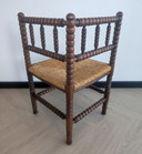 Sedia angolare in rovere Bobbin con sgabello in giunco