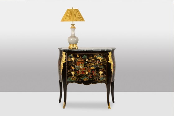 Image 1 of Commode sauteuse de style Louis XV en laque. Années 1950.