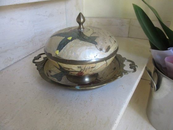 Messing und emaillierte Deckelschale und passende Servierplatte im Jugendstil – Schalen, Brass (photo 10 of 13)