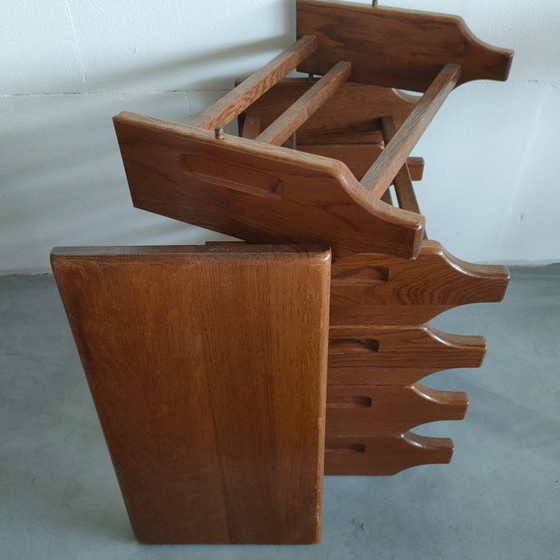 Image 1 of Raro portabottiglie in legno vintage di quercia degli anni '50 con ripiano superiore