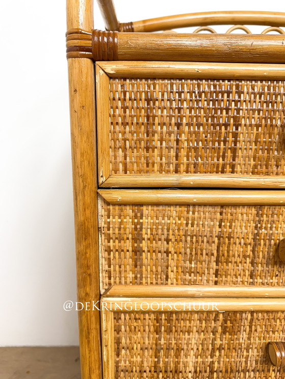 Image 1 of Commode vintage en rotin tressé, cinq tiroirs
