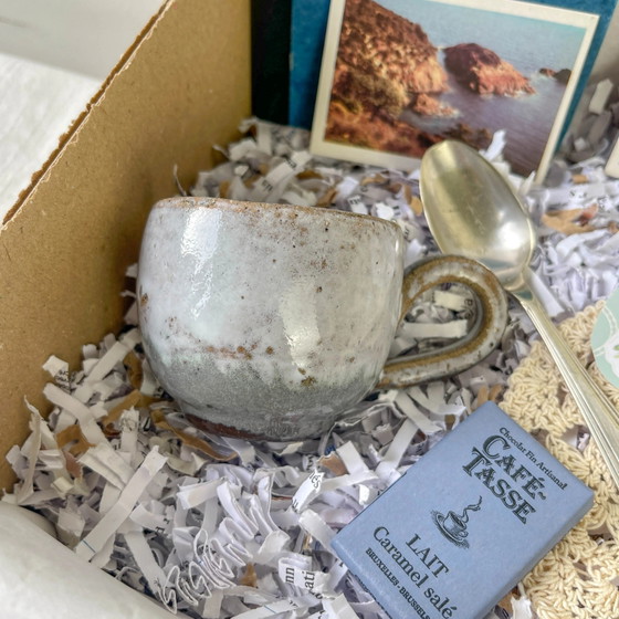 Mystery Box Vintage per Artisti | Tazza in Gres Vintage, Quaderno Vintage, Tovagliolo Ricamato & Biglietto (photo 3 of 11)