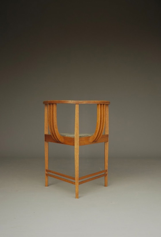 Image 1 of Bijzondere Art Deco stoel met drie poten. Jaren 1920.