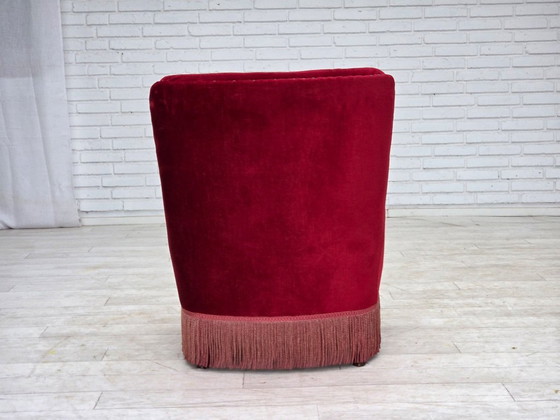 Image 1 of Fauteuil danois des années 1960, revêtement d'origine en velours rouge, pieds en bois de hêtre.