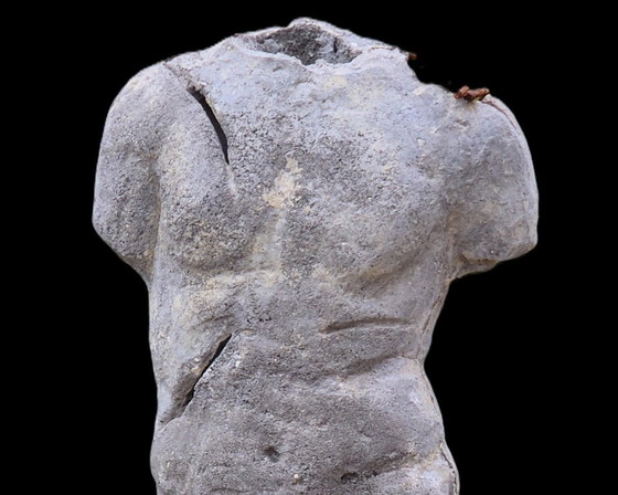 Escultura de hormigón • Torso figurativo • Textura natural • Metal oxidado – Iron (photo 2 of 8)